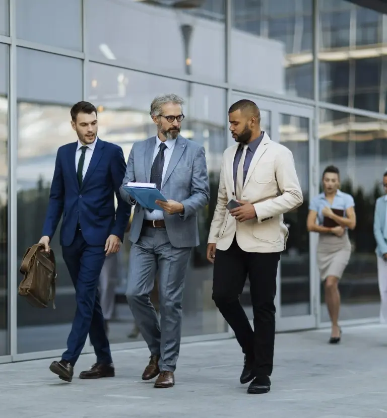 Mężczyźni w&nbsp;garniturach