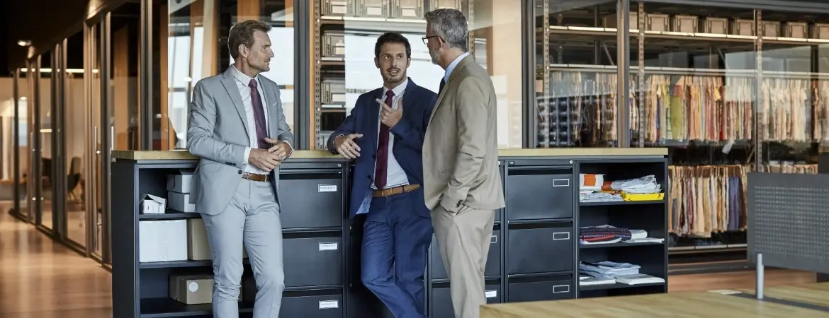 Mężczyźni w garniturach